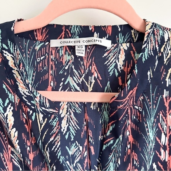 Collective Concepts Blue Feather Print Popover V Neck Blouse Top sz XS - Picture 3 of 5